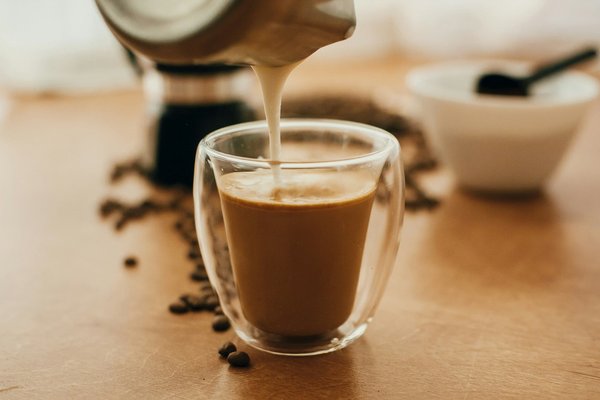 Comment choisir une machine à café avec mousseur à lait intégré pour des cappuccinos parfaits?