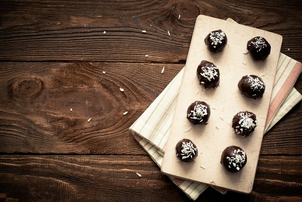 Quelles sont les meilleures techniques pour préparer des desserts à base de chocolat noir dans une pâtisserie?