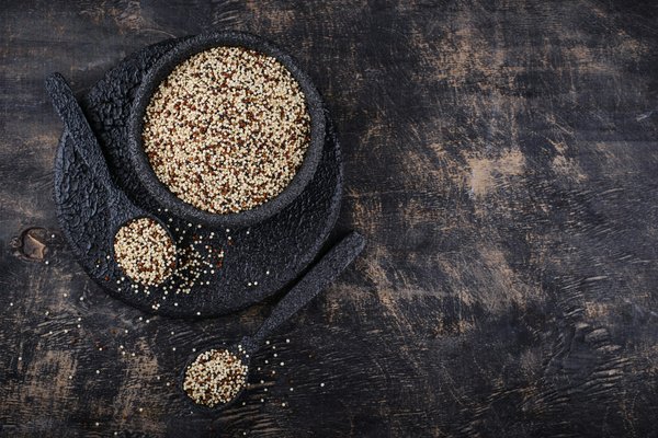 Quelles techniques pour préparer des plats à base de quinoa dans un restaurant de cuisine fusion?